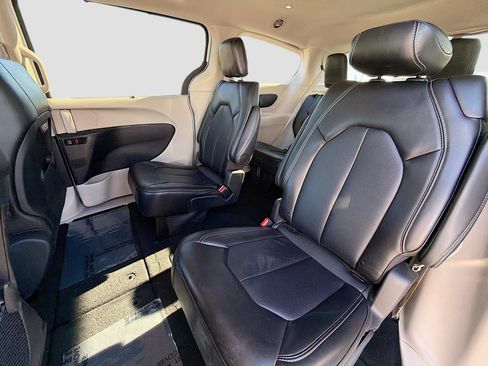 Used 2024 Chrysler Pacifica Touring-L image 22