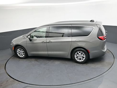 Used 2023 Chrysler Pacifica Touring-L image 29