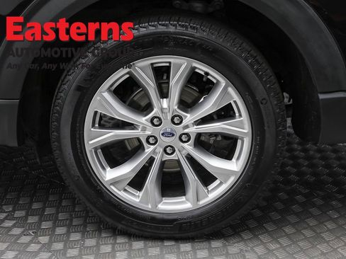 Used 2022 Ford Explorer XLT w/ Equipment Group 202A image 8