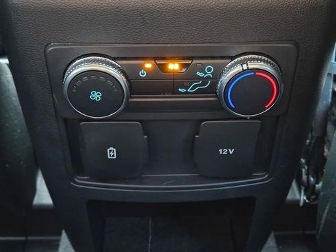 Used 2021 Ford Explorer XLT image 25