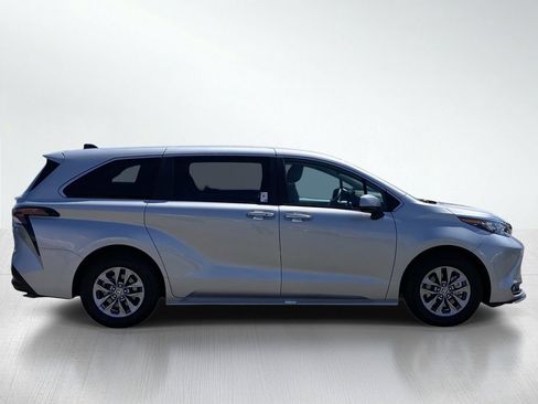 Certified 2025 Toyota Sienna XLE FWD image 10