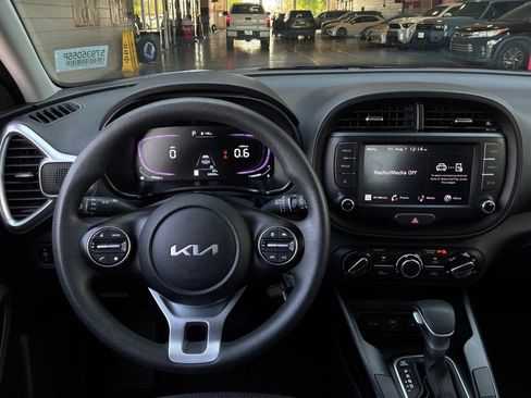 Used 2025 Kia Soul LX w/ LX Technology Package FWD image 12