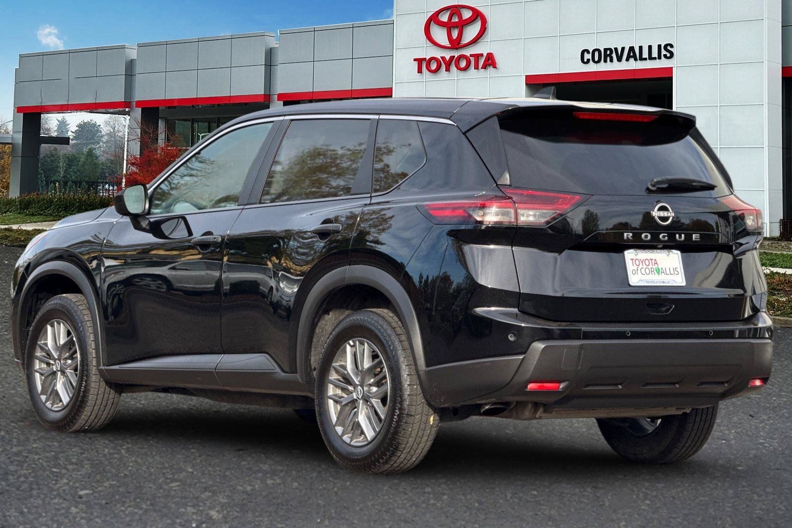 Used 2024 Nissan Rogue S FWD image 6