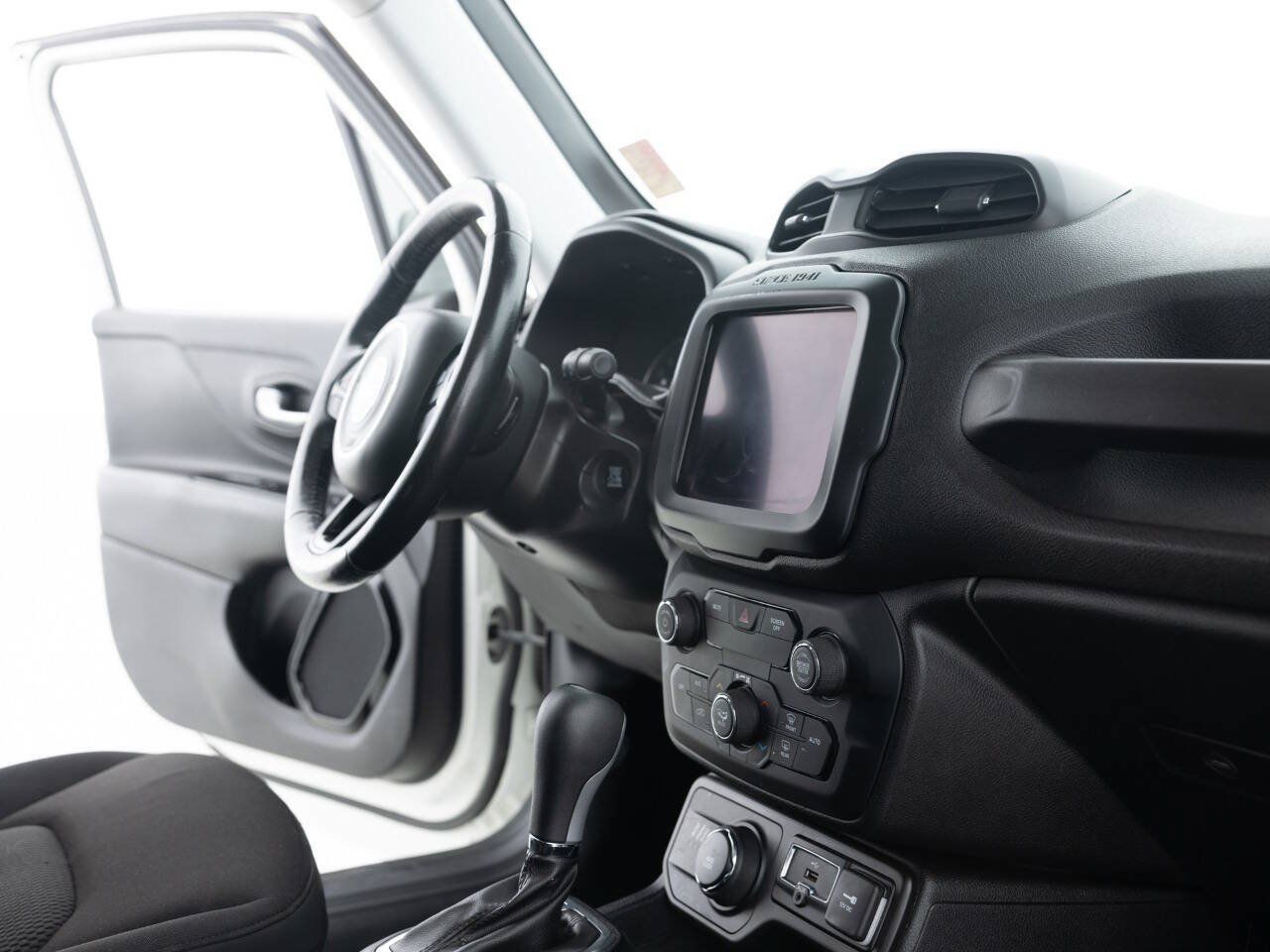 Used 2018 Jeep Renegade Altitude w/ UConnect 8.4 Nav Group AWD/4WD image 27