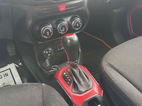 Used 2017 Jeep Renegade Trailhawk AWD/4WD image 19