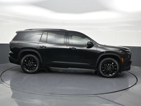 Used 2023 Chevrolet Traverse LT FWD image 7