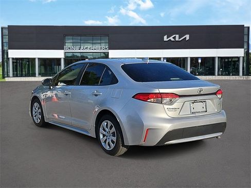 Used 2022 Toyota Corolla LE image 3