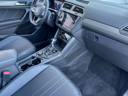 Used 2022 Volkswagen Tiguan SE w/ Panoramic Sunroof Package image 16