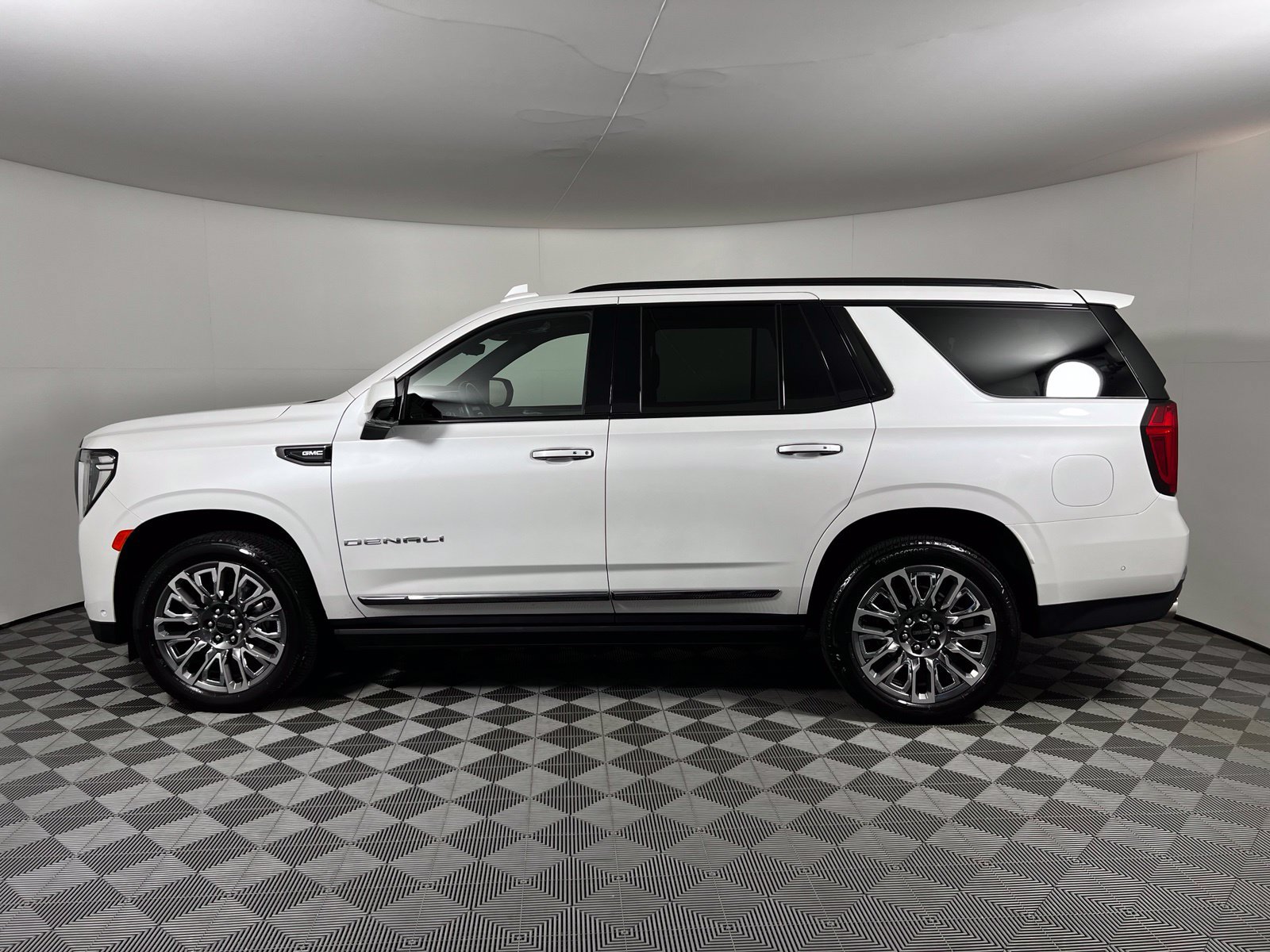 Used 2024 GMC Yukon Denali Ultimate AWD/4WD image 8