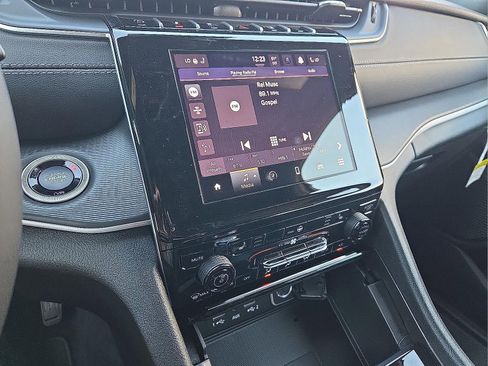 New 2025 Jeep Grand Cherokee L Laredo image 17