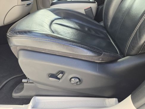 Used 2022 Chrysler Pacifica Touring-L image 26