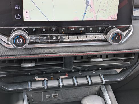 Used 2024 Chevrolet Colorado Z71 w/ Z71 Convenience Package 2 image 25