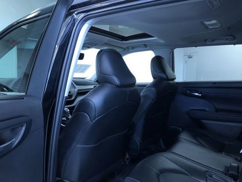 Used 2022 Toyota Highlander XLE AWD/4WD image 20