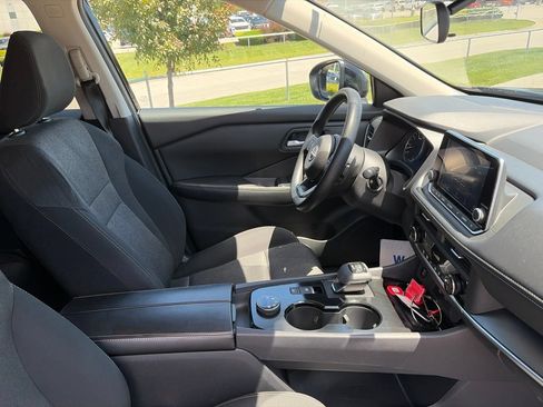 Used 2024 Nissan Rogue SV AWD/4WD image 29