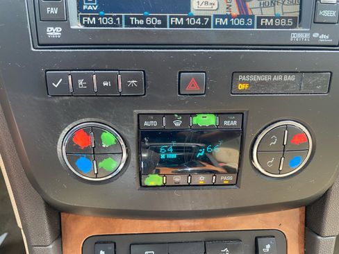 Used 2010 Buick Enclave CXL image 18