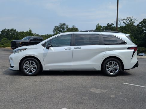 Used 2023 Toyota Sienna XSE AWD/4WD image 6