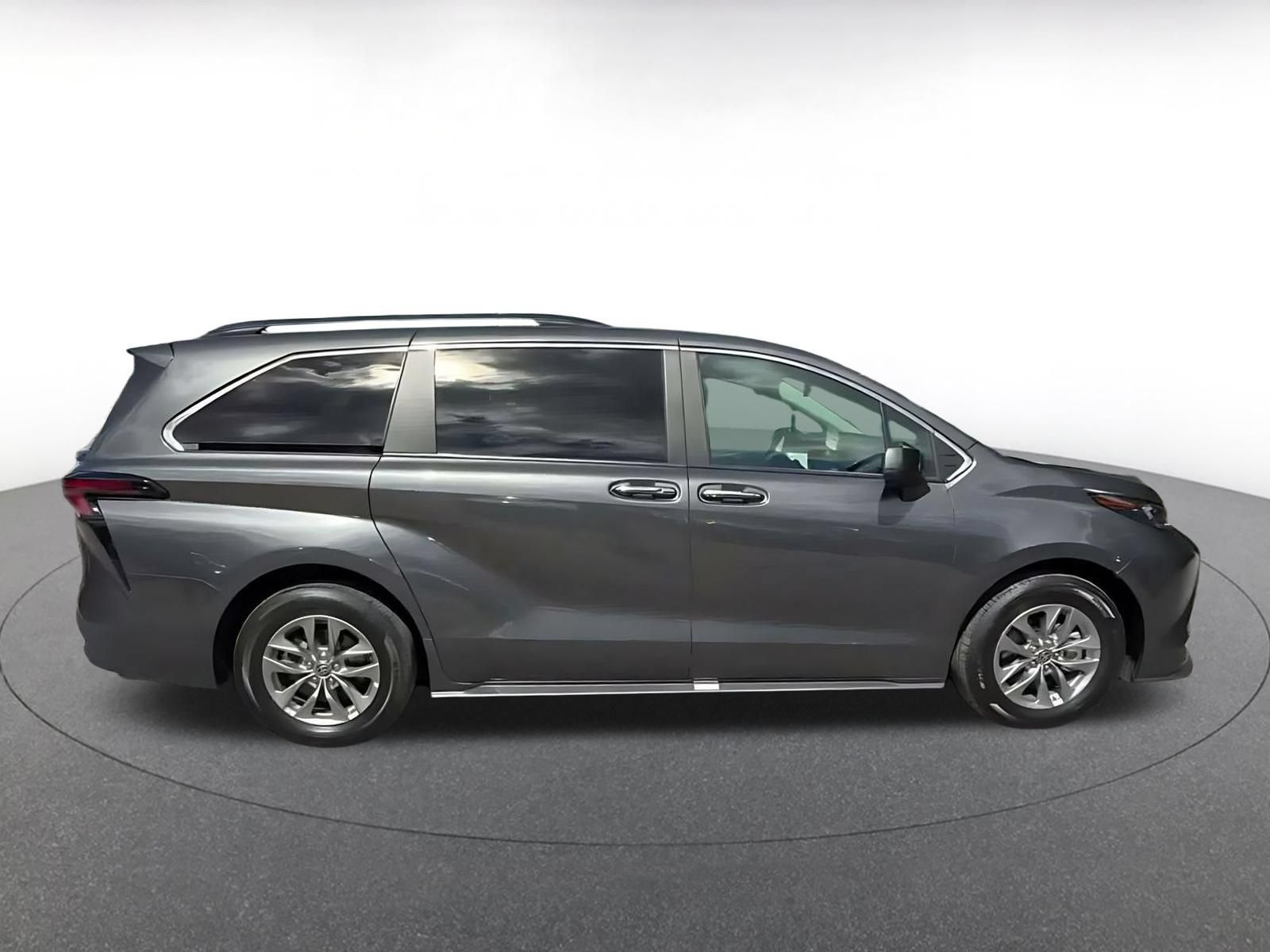 Used 2025 Toyota Sienna XLE FWD image 15