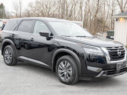 Used 2024 Nissan Pathfinder S image 4