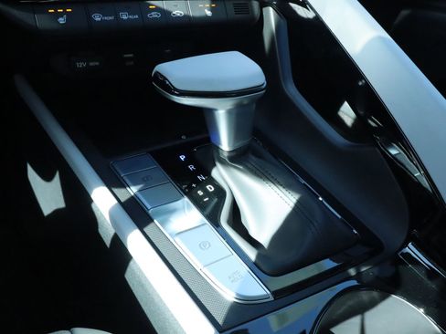 New 2025 Hyundai Elantra Limited image 16