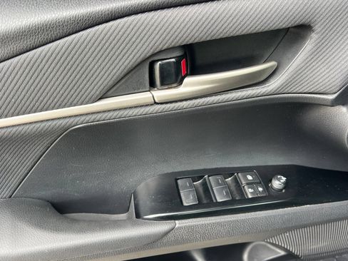 Used 2025 Toyota Camry SE FWD image 11