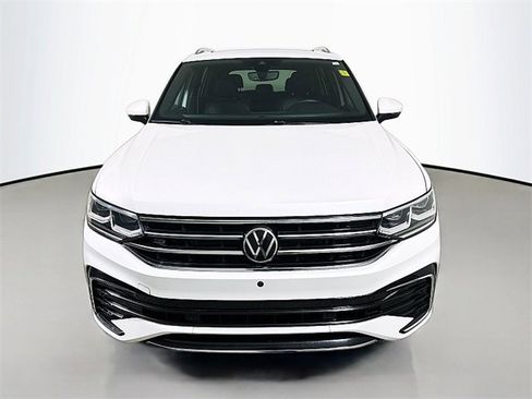 Used 2023 Volkswagen Tiguan SEL R-Line image 2