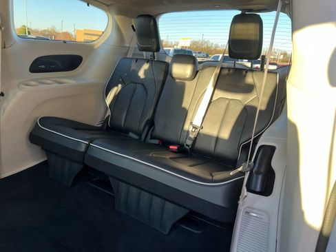Used 2023 Chrysler Pacifica Limited w/ Uconnect Theater Family Group image 16