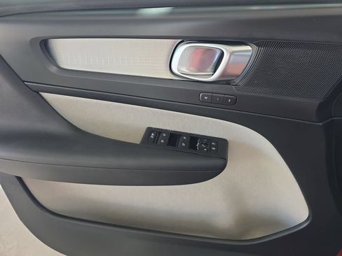 Used 2019 Volvo XC40 T4 Momentum FWD image 24