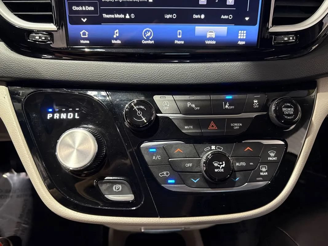 Used 2023 Chrysler Pacifica Touring-L FWD image 76