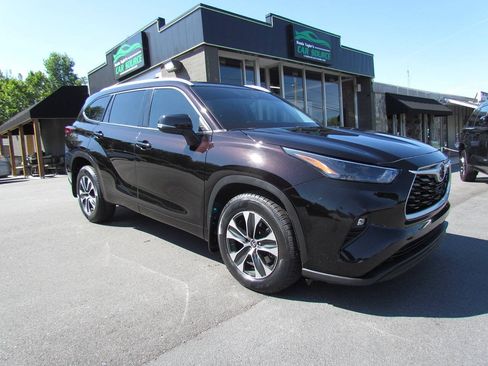 Used 2022 Toyota Highlander XLE AWD/4WD image 1