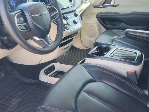 Used 2023 Chrysler Pacifica Touring-L FWD image 17