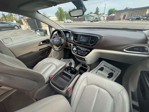 Used 2017 Chrysler Pacifica Touring-L image 30