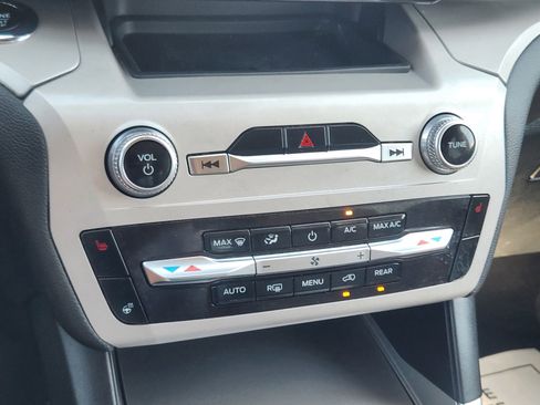 Used 2023 Ford Explorer XLT w/ Equipment Group 202A image 21