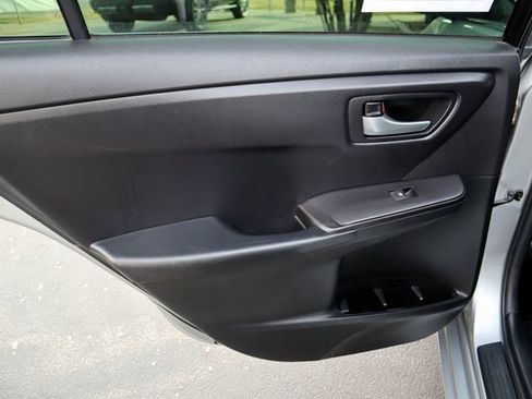 Used 2017 Toyota Camry SE image 21