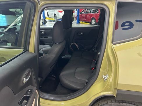 Used 2015 Jeep Renegade Latitude FWD image 16