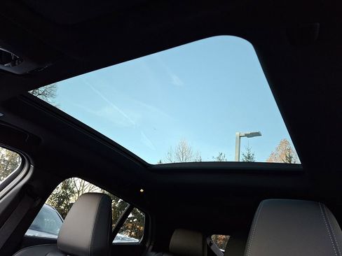 Used 2025 BMW X2 xDrive28i w/ Premium Package image 11