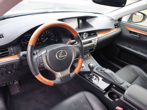 Used 2013 Lexus ES 300h w/ Luxury Pkg FWD image 17