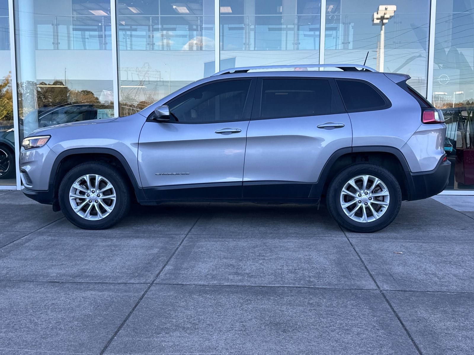 Used 2021 Jeep Cherokee Latitude AWD/4WD image 7