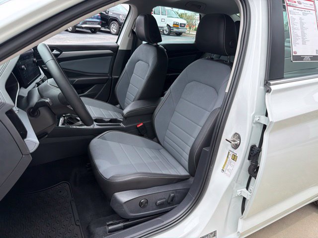 Used 2025 Volkswagen Jetta SE FWD image 13