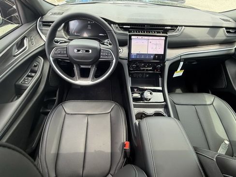 New 2025 Jeep Grand Cherokee Limited w/ Luxury Tech Group II image 17