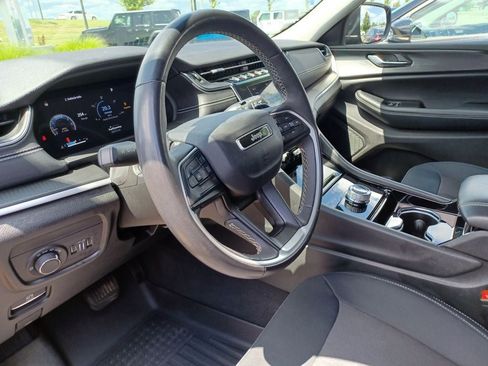 Used 2023 Jeep Grand Cherokee Laredo w/ Luxury Tech Group I AWD/4WD image 13