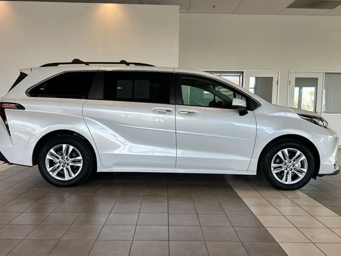 Certified 2022 Toyota Sienna XLE w/ XLE Plus Package image 3