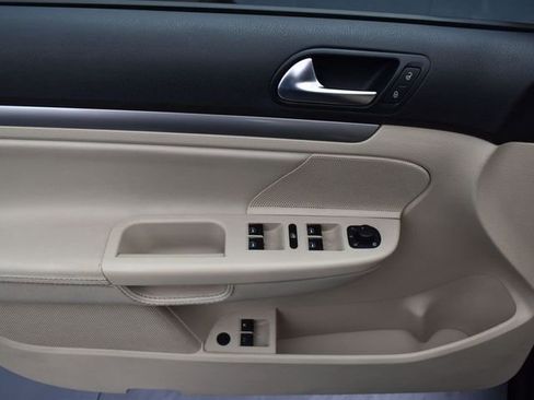 Used 2010 Volkswagen Jetta Limited Edition FWD image 10