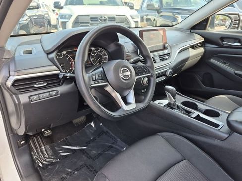 Used 2025 Nissan Altima 2.5 SV FWD image 10