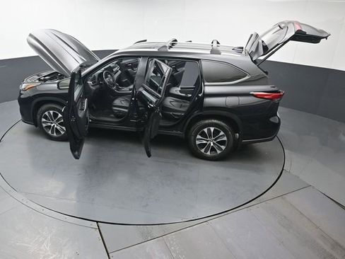 Used 2023 Toyota Highlander XLE AWD/4WD image 46
