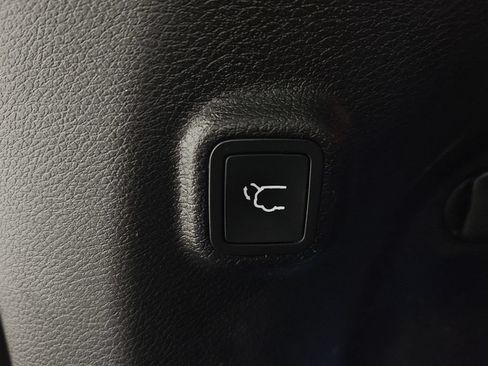 Used 2019 Jeep Cherokee Limited FWD image 32