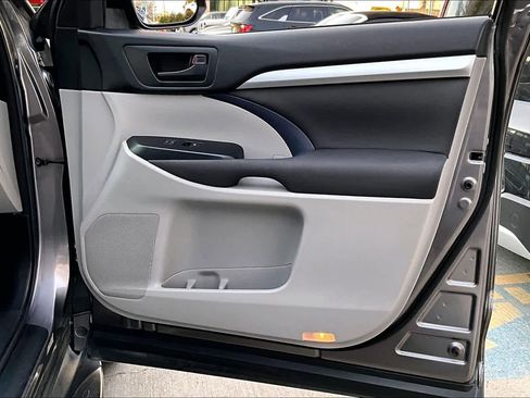 Used 2017 Toyota Highlander LE image 20