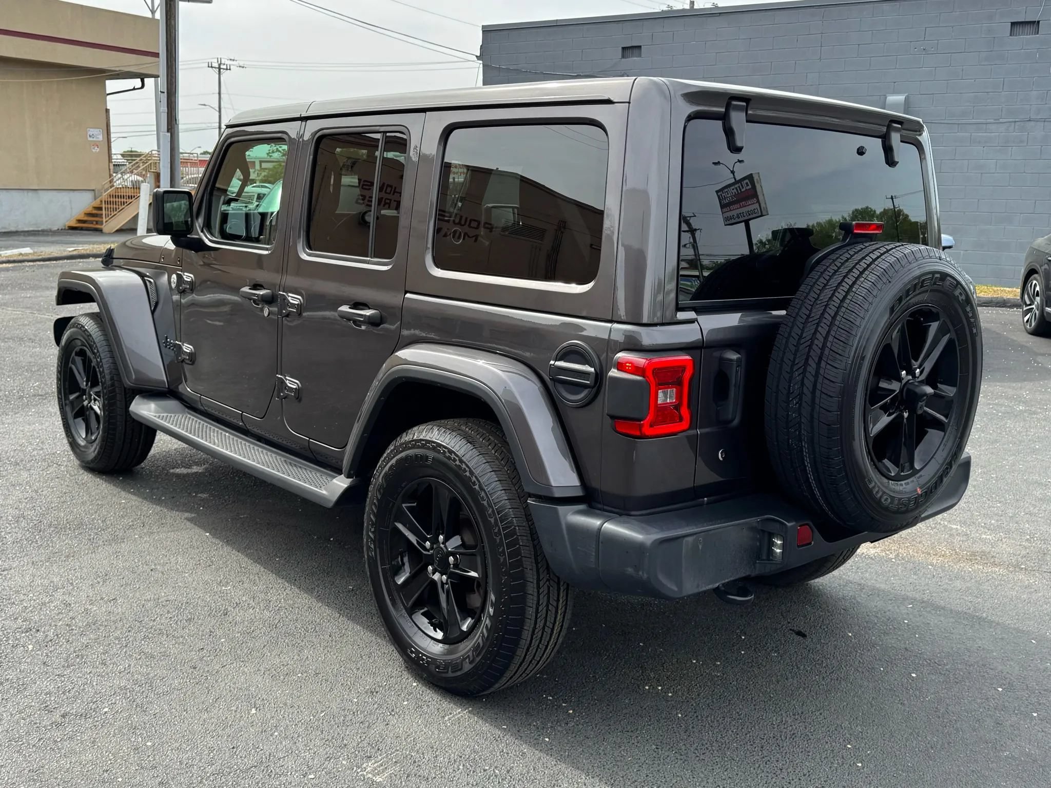 Used 2020 Jeep Wrangler Unlimited Sahara AWD/4WD image 2