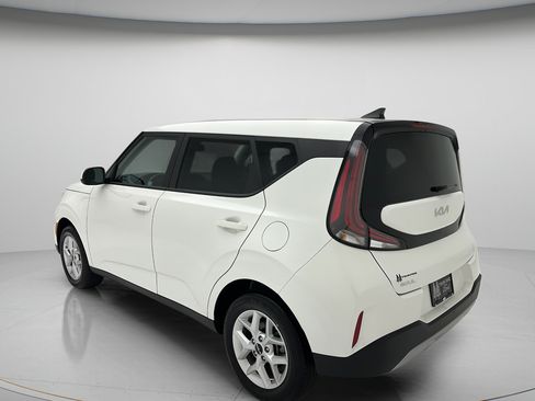 Used 2025 Kia Soul LX w/ LX Technology Package FWD image 4