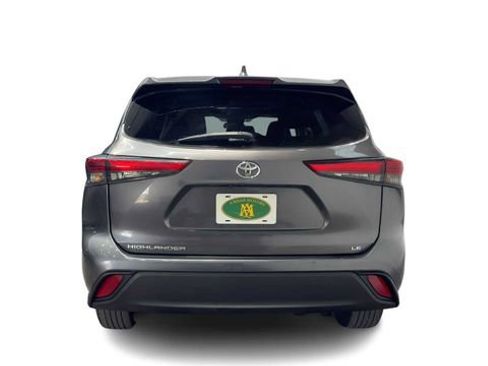 Used 2020 Toyota Highlander LE FWD image 3