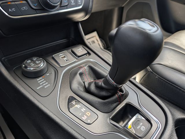 Used 2021 Jeep Cherokee Trailhawk w/ Comfort/Convenience Group AWD/4WD image 23